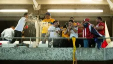 Aficionados de Chivas invaden palcos del Estadio Akron para golpear a seguidores de Tigres