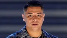 Eduin Caz de Grupo Firme se aventó al público, nadie lo cacha, se cae y video se hace viral