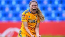 Katty Martínez celebrando un gol con Tigres Femenil