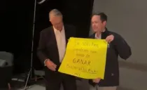 Ricardo Salinas sujetando la cartulina