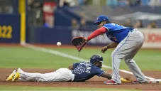 MLB: Vladimir Guerrero Jr y su joyita a la defensiva lanzando la bola con todo y guante