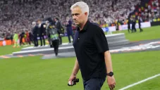 Europa League: José Mourinho regaló su medalla de segundo lugar a un aficionado