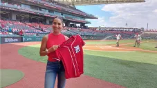 Diana Flores en el Estadio Harp Helú con Diablos