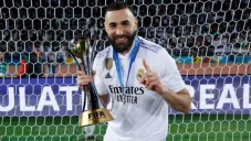 Karim Benzema con el trofeo del Mundial de Clubes