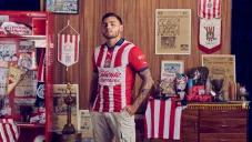 Alexis Vega con le nuevo jersey de Chivas