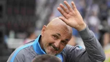 ¡Vaya regalo! Luciano Spalletti fue sorprendido por los aficionados del Napoli con un obsequio