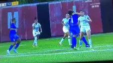 ¡De futbol a UFC en un segundo! Jugadora en Panamá golpea a una rival en pleno partido