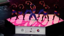 Anitta se luce en el show previo a la Final de la Champions League