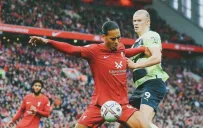 Haaland y Virgil van Dijk pelean por el balón