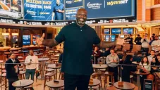 Shaquille O´Neal compra lavadora y secadora para familia venezolana