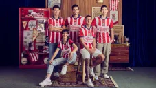 Jugadores de Chivas con el nuevo jersey