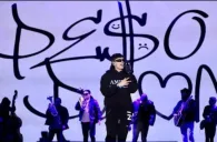 Peso Pluma durante uno de sus conciertos