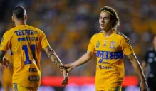 Sebastián Córdova con la playera de Tigres