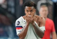 Weston McKennie besando el escudo de su playera