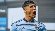 Alan Pulido en celebración de gol con Kansas City