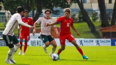 Jugador de Panamá encarando a mexicanos en Maurice Revello