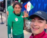 Memo Ochoa se toma la foto con el seguidor
