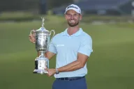 Wyndham Clark sostiene el trofeo tras ganar el Abierto de Estados Unidos