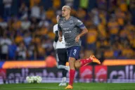Germán Berterame disputando un juego con Monterrey