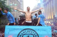 Jack Grealish festeja después de ganar el Triplete