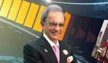 Nino Canún posa para una foto