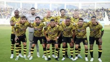 Orbelín junto con el AEK previo a un juego