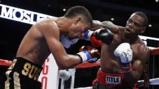 Roberto Vong peleando contra Shane Mosley Jr.