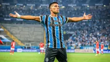 Luis Suárez puede evitar su retiro al usar una prótesis en su rodilla