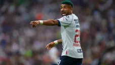 Rodrigo Aguirre en un partido de Rayados