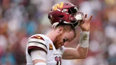 El Mariscal de Campo después de un juego ante Commanders