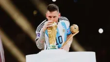 Leo Messi con la Copa del Mundo en Qatar