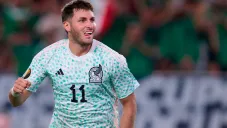 Santi Giménez en festejo de gol