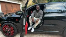 Leonard Fournette junto a su camioneta