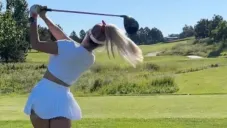 Paige Spiranac sufre descuido durante el golf y deja ver su ropa interior