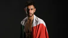 Yair Rodríguez con la bandera de México