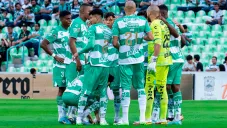Jugadores de Santos planean estrategia previo a juego