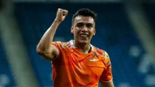 Diego Pineda jugando con la playera del Correcaminos