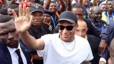 Camionetas blindadas y decenas de escoltas, así es el viaje de Mbappé a Camerún