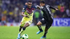 Juan Otero controlando el balón contra el Pachuca