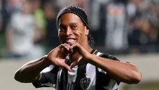 Ronaldinho celebrando un gol con el Atlético Mineiro