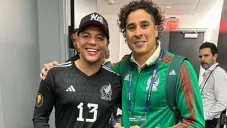 Eduin Caz, cantante de Grupo Firme, se luce con jersey de Memo Ochoa