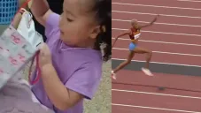 La niña mostró un gran amor por la muñeca