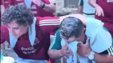 Guillermo Ochoa festejó su cumpleaños con pastelazo incluido en concentración del Tri