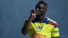 Quiñones en celebración de gol con América