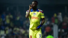 Quiñones en celebración de gol con América