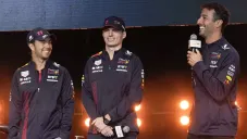 'Checo' Pérez junto a Max Verstappen y Daniel Ricciardo