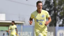 Esteban Lozano con la playera del América