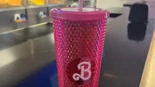 Vasos de Barbie son acaparados por revendedores y desatan peleas en los cines