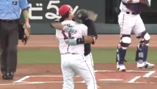 Abrazo entre jugador del Hiroshima y Orix