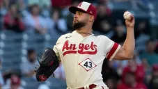 Patrick Sandoval jugando para los Angels